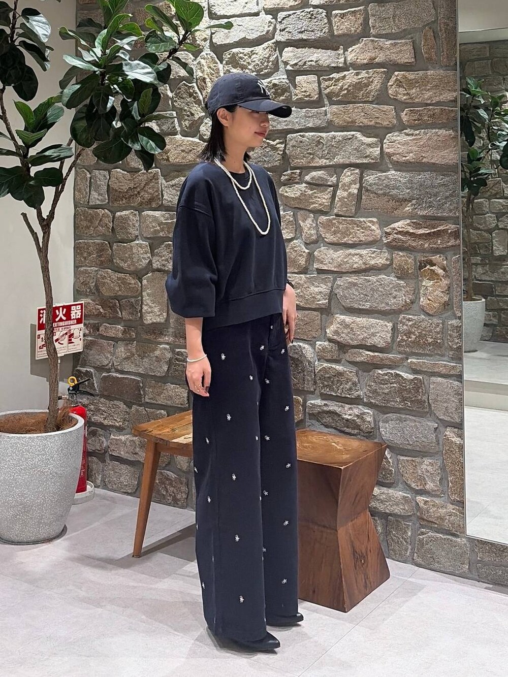 ブルー系のその他パンツ、ブラック系のブーツ、ホワイト系のキャミソールを着用したレディースの秋コーディネートの3枚目の写真