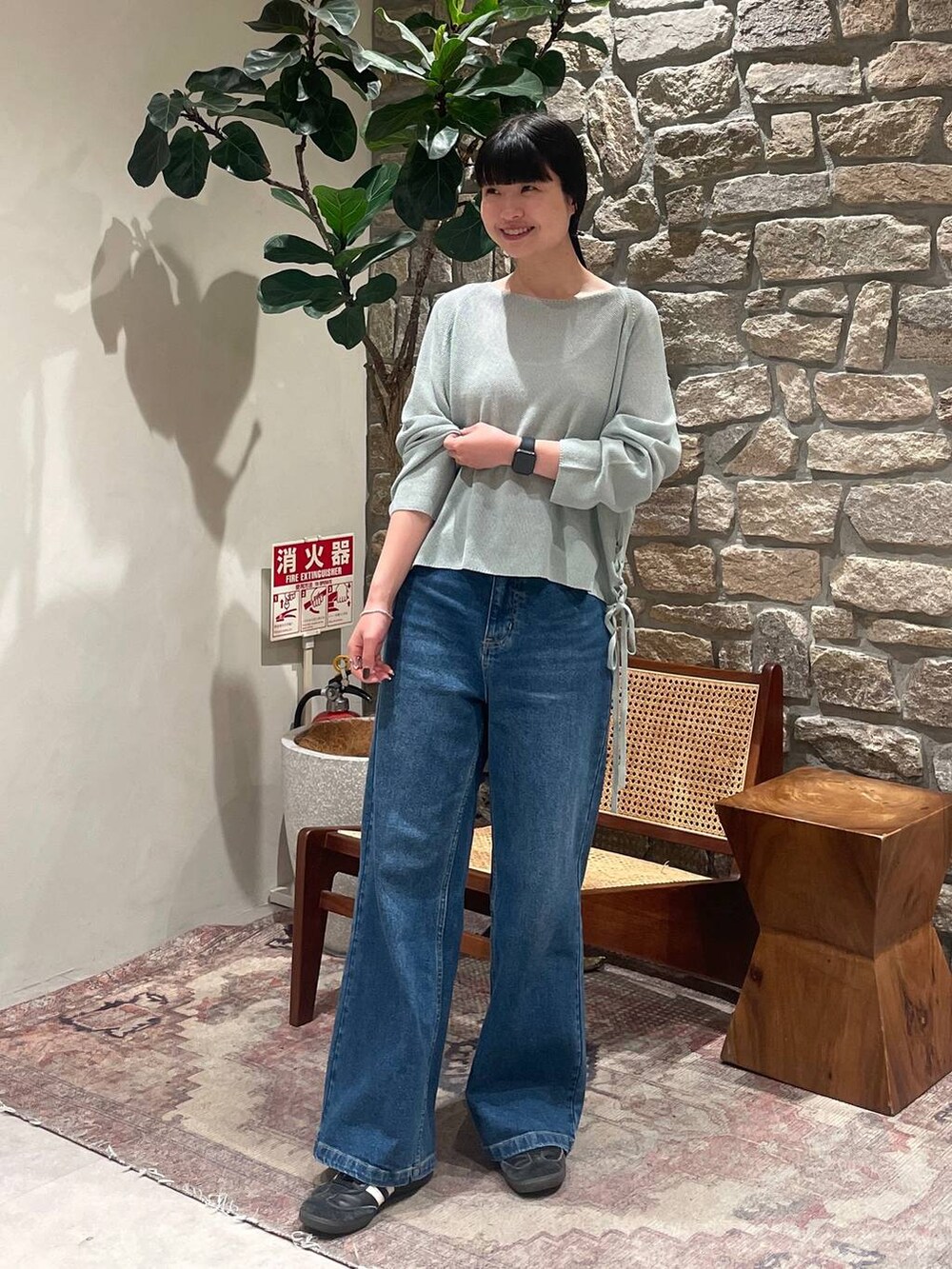 「BAYFLOW、春コーデ、カジュアル」｜「BAYFLOWの[ウエストゴム・脚長効果抜群!!]ベーシックワイドデニム（デニムパンツ、ブルー系）」を使った、mimorin_bfさん（レディース・158cm）の春コーディネートの2枚目の写真