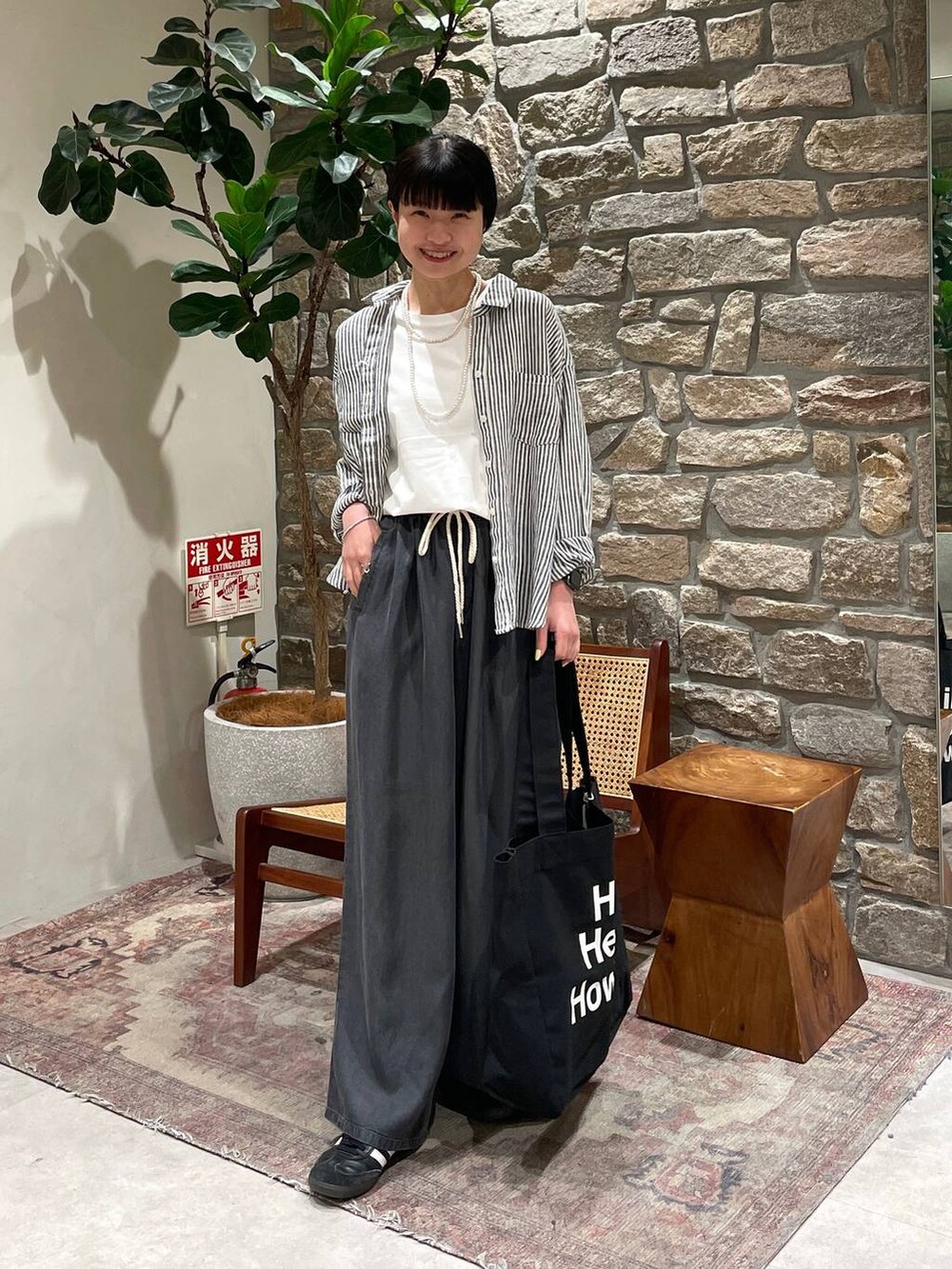 「BAYFLOW、春コーデ、シャツスタイル、デニムパンツ」｜「BAYFLOWの[簡単ブラウジング仕様]リネンシャツ（シャツ/ブラウス、ブルー系）」を使った、mimorin_bfさん（レディース・158cm）の春コーディネートの2枚目の写真