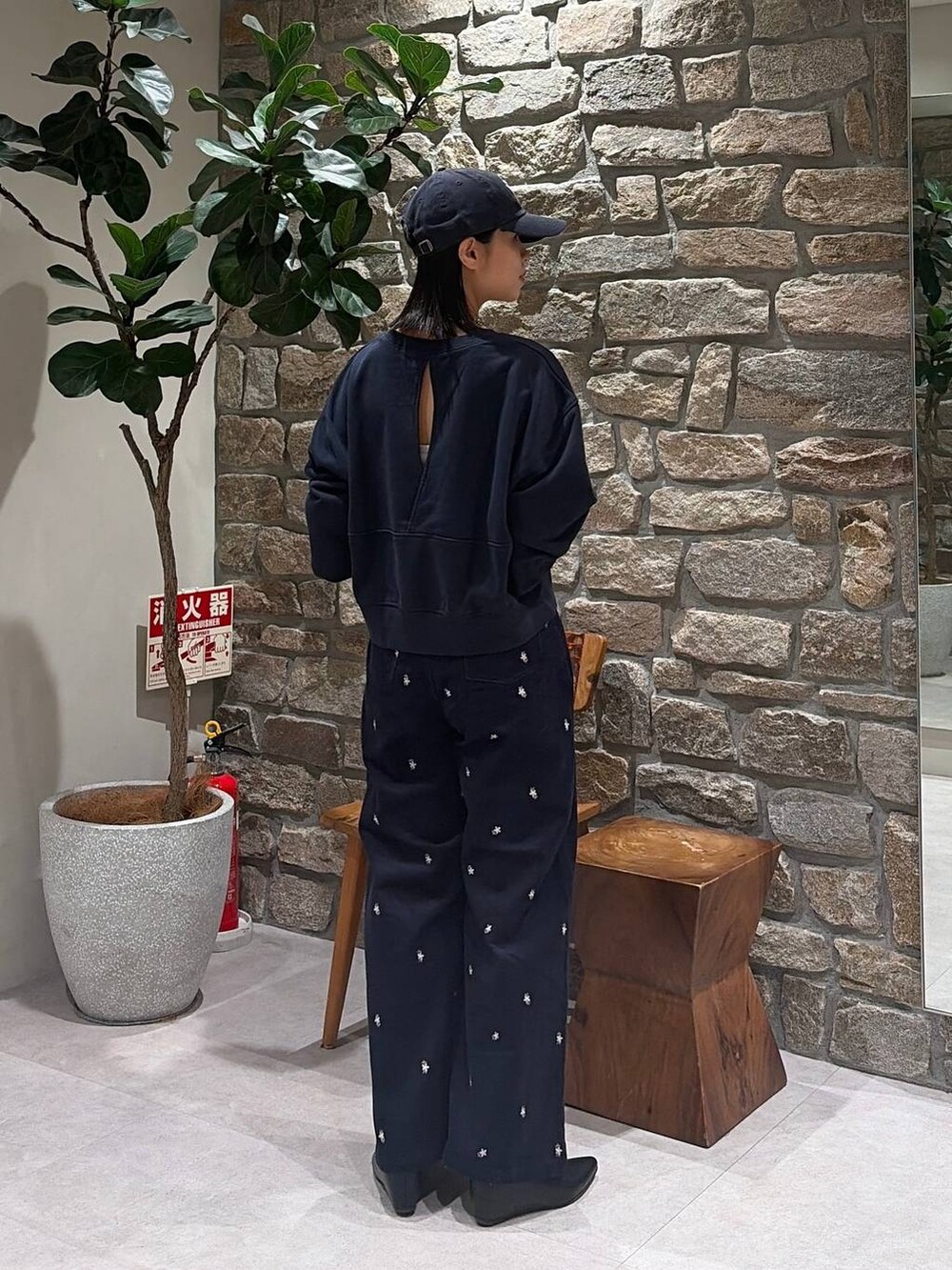 ブルー系のその他パンツ、ブラック系のブーツ、ホワイト系のキャミソールを着用したレディースの秋コーディネートの4枚目の写真