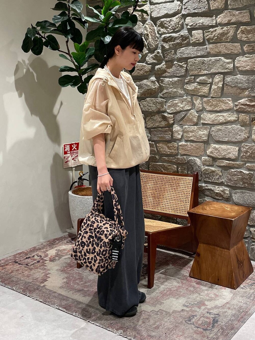 「BAYFLOW、春色、春コーデ、カジュアル、デニムパンツ」｜「BAYFLOWの[接触冷感/しなやかな肌触り]シルケットノースリーブT（Tシャツ/カットソー、ホワイト系）」を使った、mimorin_bfさん（レディース・158cm）の春コーディネートの3枚目の写真