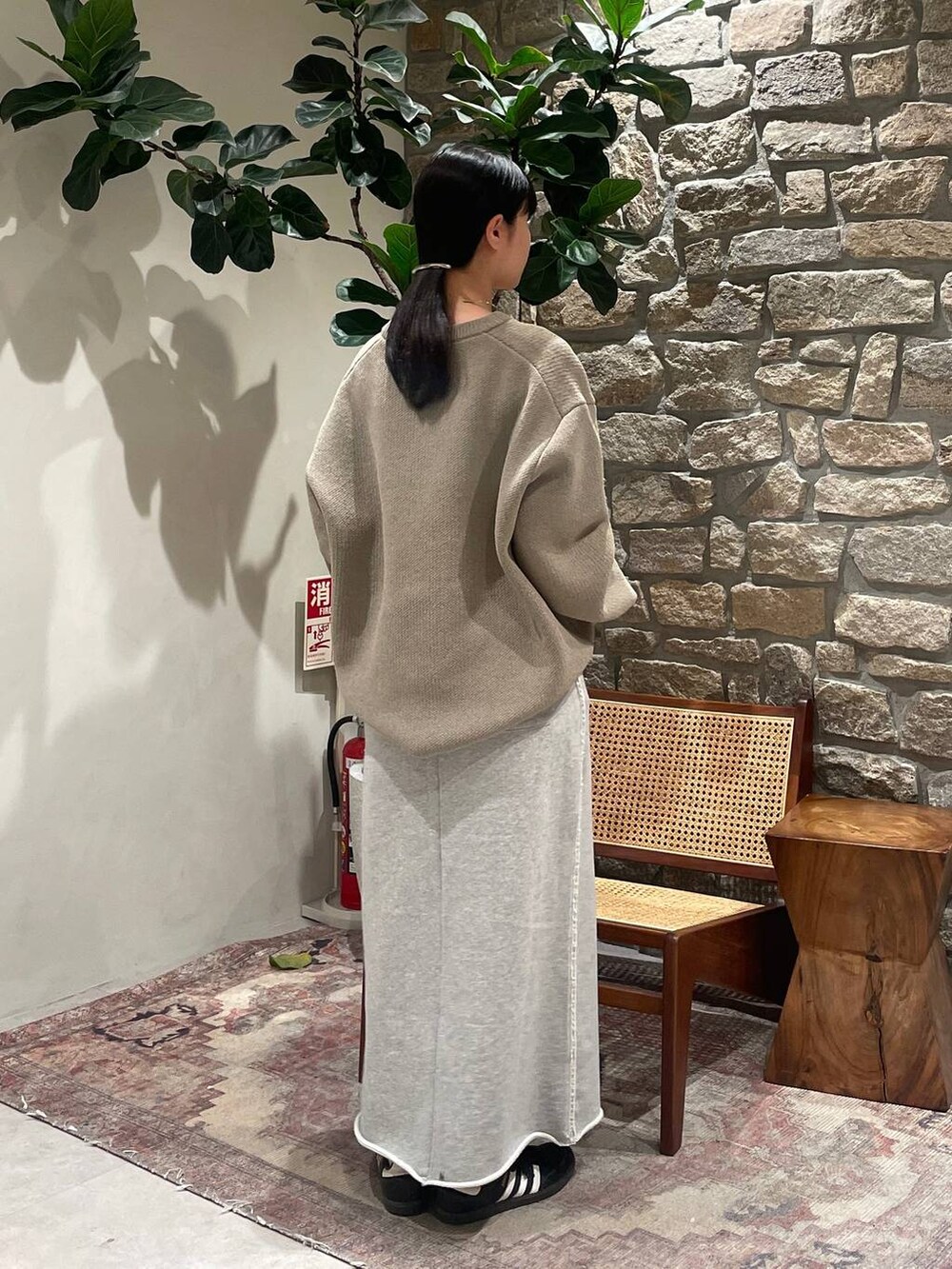 ベージュ系のニット/セーター、グレー系のスカートを着用したレディースの冬コーディネートの4枚目の写真