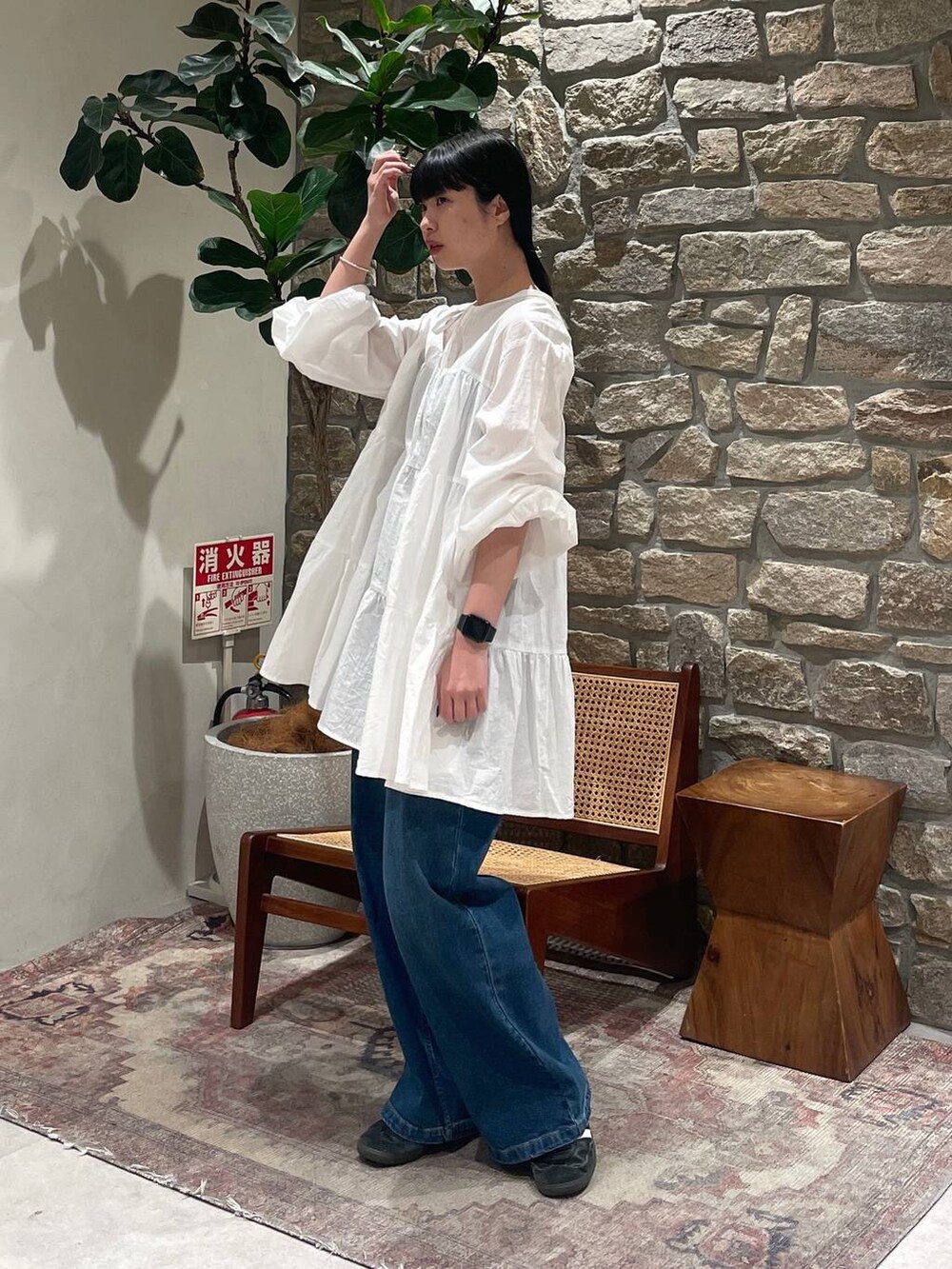 「BAYFLOW、春コーデ、デニムパンツ、ガーリー」｜「BAYFLOWの[ウエストゴム・脚長効果抜群!!]ベーシックワイドデニム（デニムパンツ、ブルー系）」を使った、mimorin_bfさん（レディース・158cm）の春コーディネートの3枚目の写真