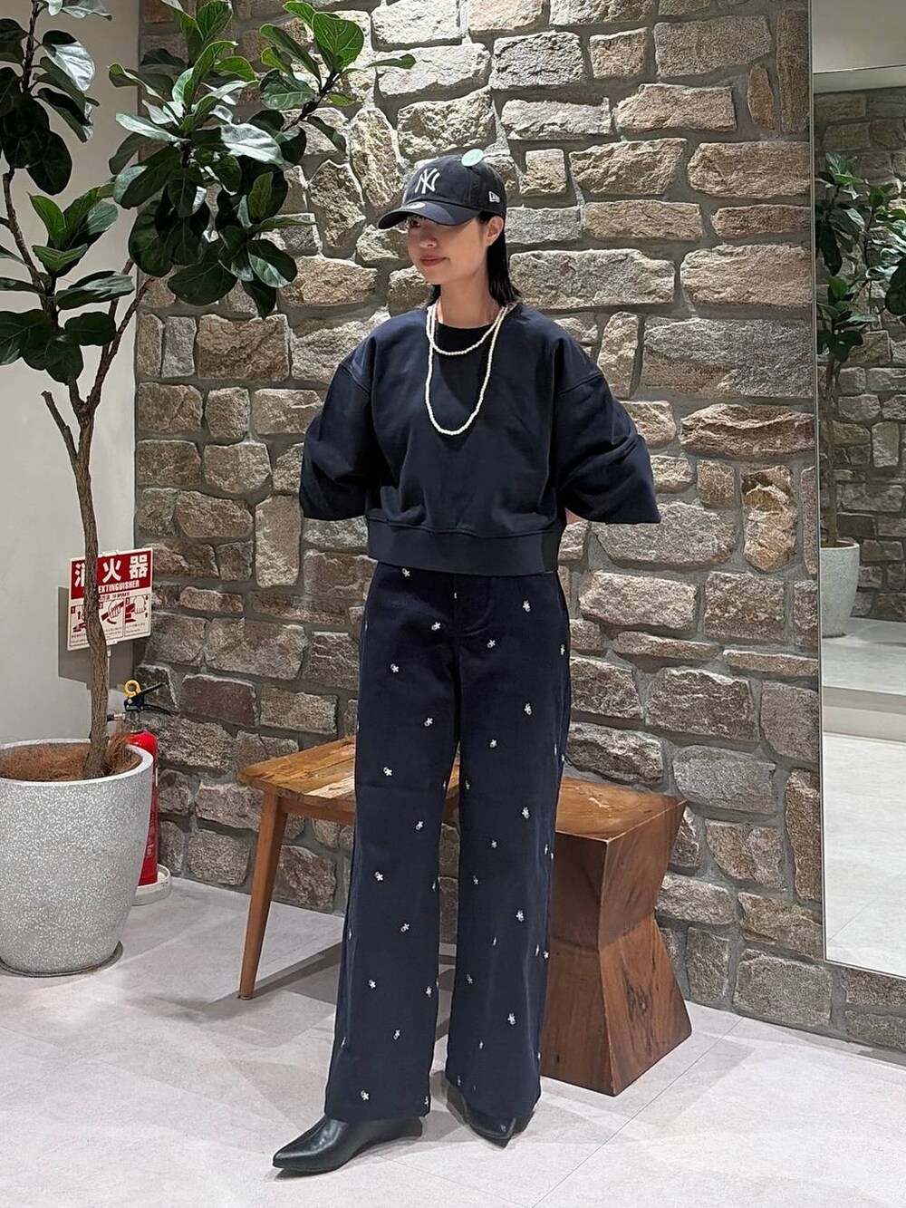 ブルー系のその他パンツ、ブラック系のブーツ、ホワイト系のキャミソールを着用したレディースの秋コーディネートの2枚目の写真