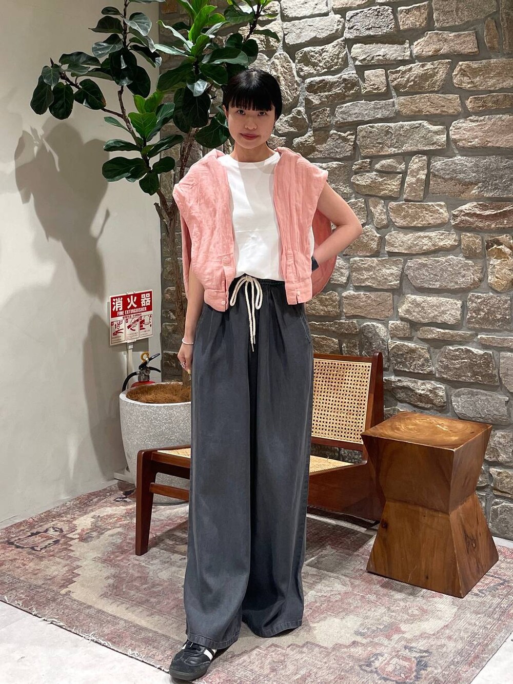 「BAYFLOW、きれいめカジュアル、ノースリーブ、シャツ、カジュアル、デニムパンツ」｜「BAYFLOWの[簡単ブラウジング仕様]リネンシャツ（シャツ/ブラウス、ピンク系）」を使った、mimorin_bfさん（レディース・158cm）の春コーディネートの2枚目の写真
