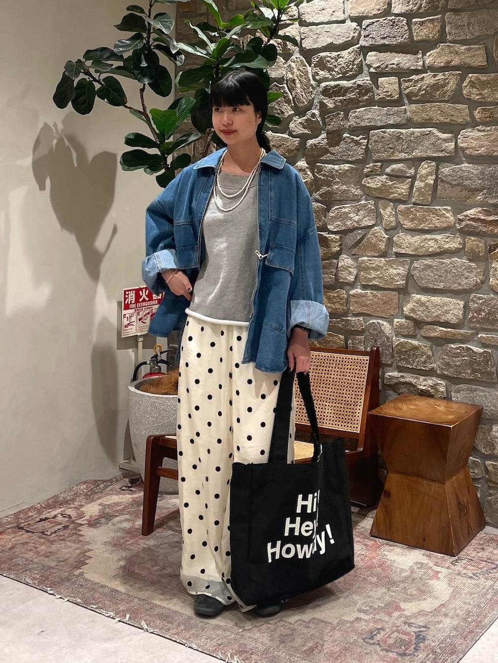 グレー系のスウェット、ベージュ系のその他パンツ、ブルー系のカバーオールを着用したレディースの春コーディネートの2枚目の写真