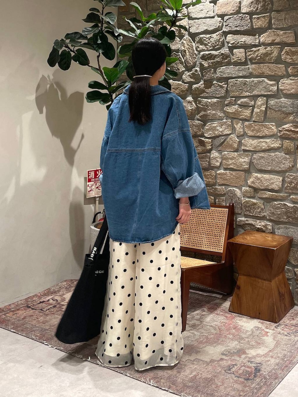 グレー系のスウェット、ベージュ系のその他パンツ、ブルー系のカバーオールを着用したレディースの春コーディネートの4枚目の写真