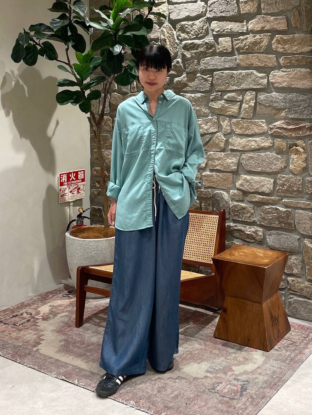 「BAYFLOW、春コーデ、きれいめ、きれいめカジュアル、シャツ、デニムパンツ、シャツスタイル」｜「BAYFLOWの2WAYスタンダードシャツ（シャツ/ブラウス、グリーン系）」を使った、mimorin_bfさん（レディース・158cm）の春コーディネートの2枚目の写真
