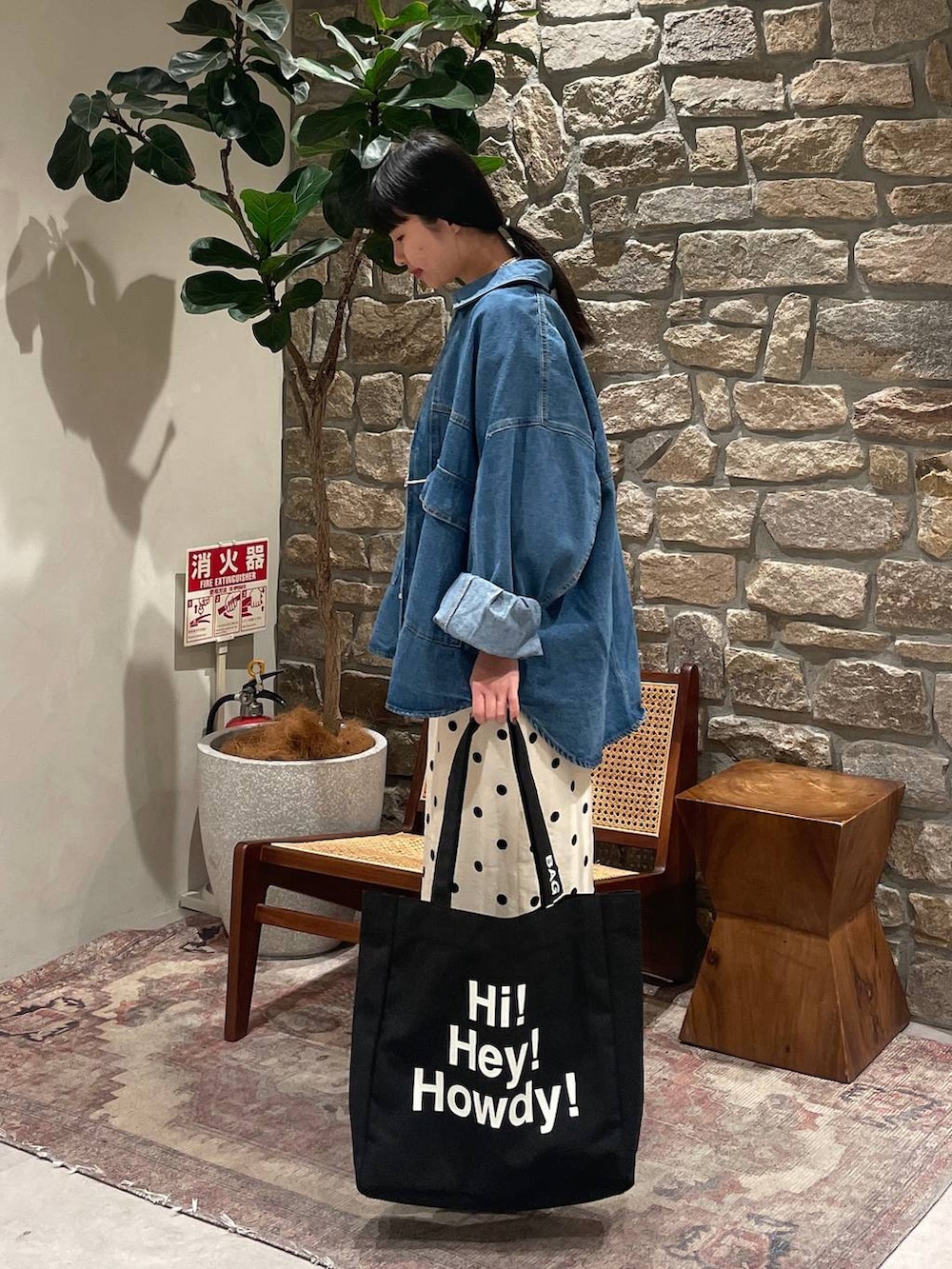 グレー系のスウェット、ベージュ系のその他パンツ、ブルー系のカバーオールを着用したレディースの春コーディネートの3枚目の写真