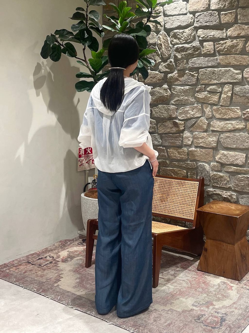 「BAYFLOW、カジュアル、春コーデ、シアートップス、デニムパンツ」｜「BAYFLOWの[薄手＆しなやかな素材感]デニムワイドパンツ（その他パンツ、ブルー系）」を使った、mimorin_bfさん（レディース・158cm）の春コーディネートの2枚目の写真