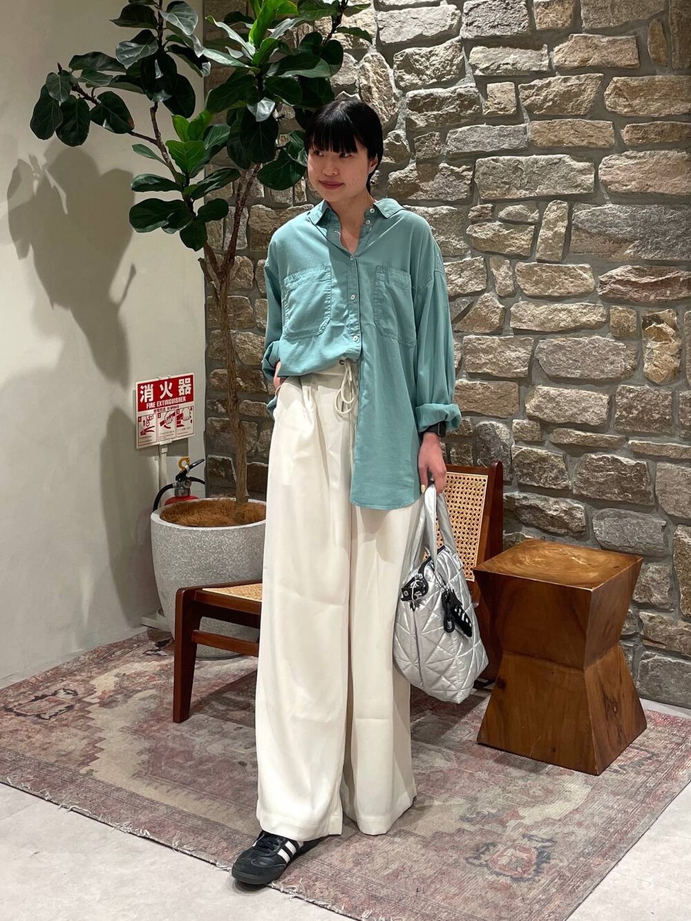 「BAYFLOW、きれいめ、春コーデ、シャツ、シャツスタイル」｜「BAYFLOWの2WAYスタンダードシャツ（シャツ/ブラウス、グリーン系）」を使った、mimorin_bfさん（レディース・158cm）の春コーディネートの2枚目の写真
