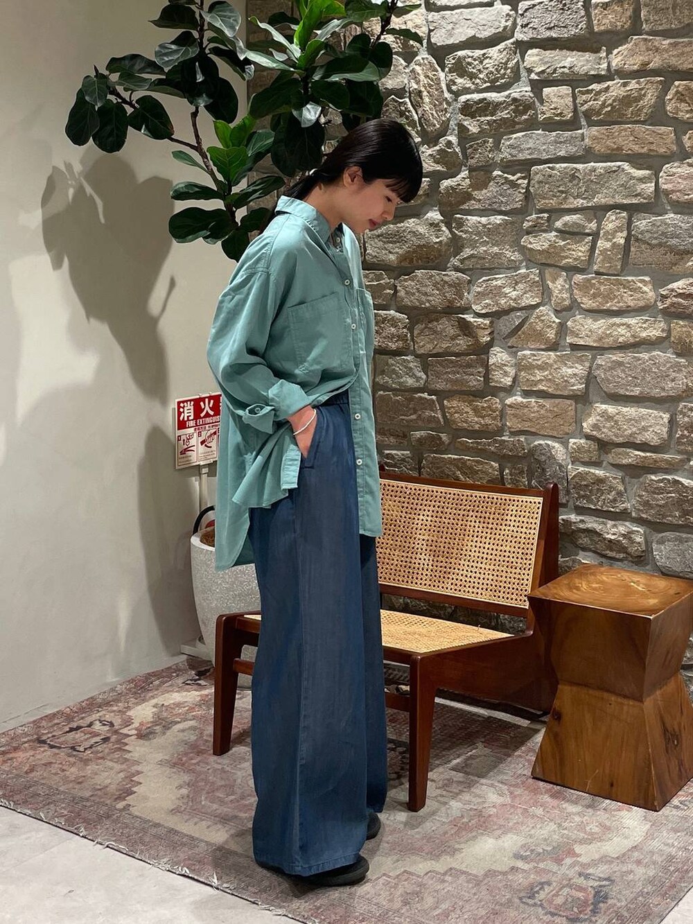 「BAYFLOW、春コーデ、きれいめ、きれいめカジュアル、シャツ、デニムパンツ、シャツスタイル」｜「BAYFLOWの2WAYスタンダードシャツ（シャツ/ブラウス、グリーン系）」を使った、mimorin_bfさん（レディース・158cm）の春コーディネートの3枚目の写真