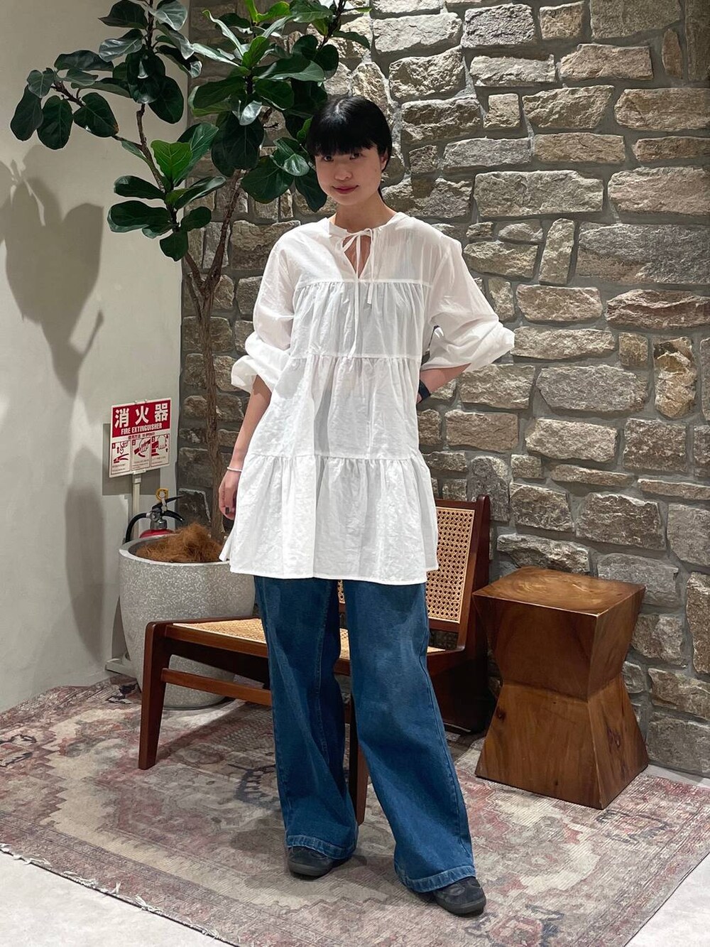 「BAYFLOW、春コーデ、デニムパンツ、ガーリー」｜「BAYFLOWの[ウエストゴム・脚長効果抜群!!]ベーシックワイドデニム（デニムパンツ、ブルー系）」を使った、mimorin_bfさん（レディース・158cm）の春コーディネートの2枚目の写真