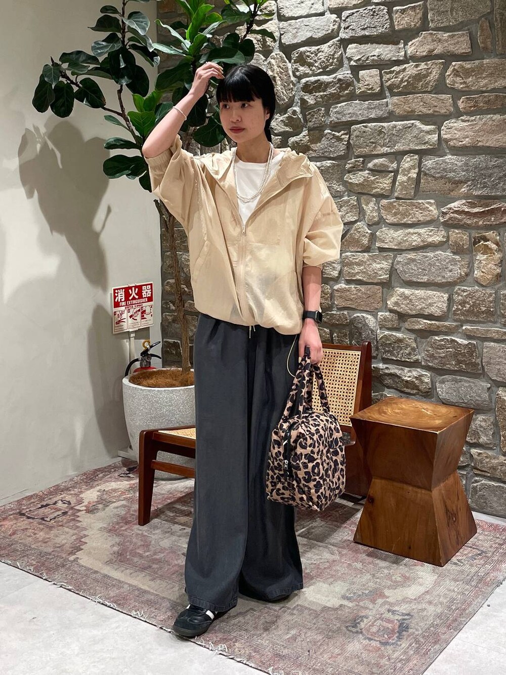 「BAYFLOW、春色、春コーデ、カジュアル、デニムパンツ」｜「BAYFLOWの[接触冷感/しなやかな肌触り]シルケットノースリーブT（Tシャツ/カットソー、ホワイト系）」を使った、mimorin_bfさん（レディース・158cm）の春コーディネートの2枚目の写真