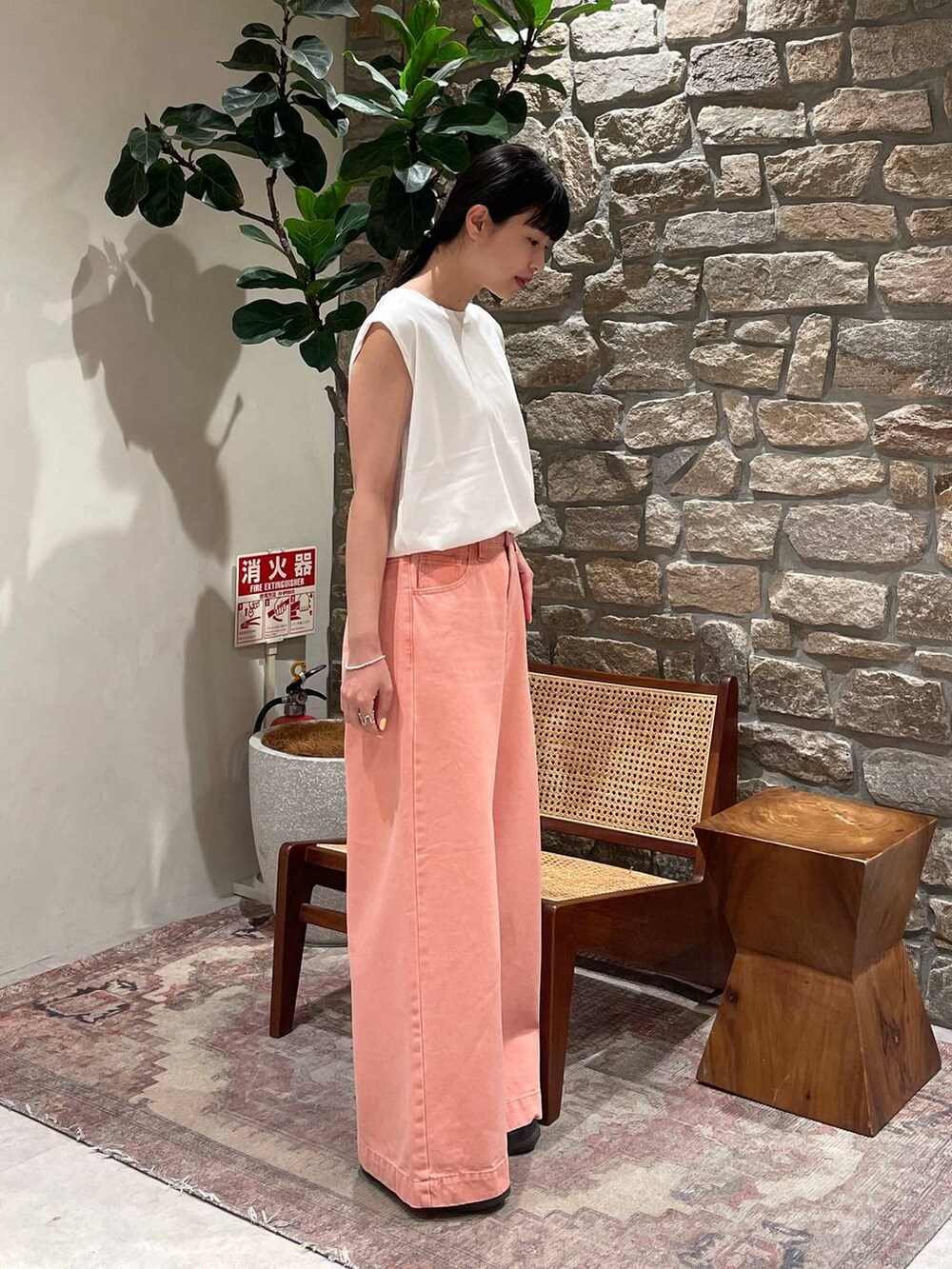 「BAYFLOW、春コーデ、夏コーデ、ノースリーブ、デニムパンツ、カラーパンツ」｜「BAYFLOWの[接触冷感/しなやかな肌触り]シルケットノースリーブT（Tシャツ/カットソー、ホワイト系）」を使った、mimorin_bfさん（レディース・158cm）の春コーディネートの3枚目の写真