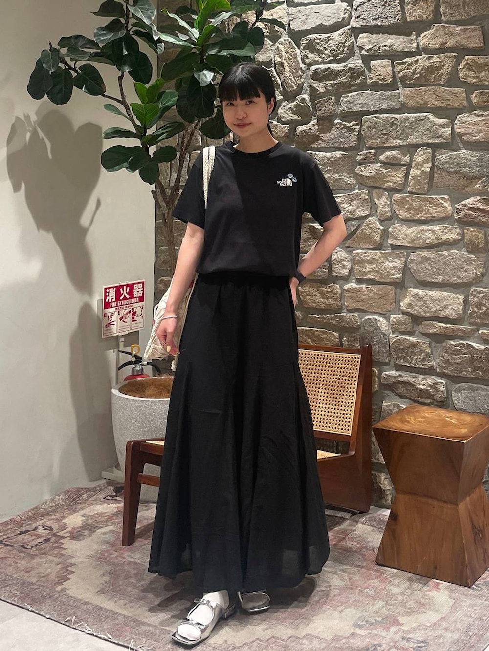「夏コーデ、BAYFLOW、春コーデ」｜「THE NORTH FACEの【THE NORTH FACE(ザ・ノース・フェイス)】フラワーロゴT（Tシャツ/カットソー、ブラック系）」を使った、mimorin_bfさん（レディース・158cm）の春コーディネートの2枚目の写真