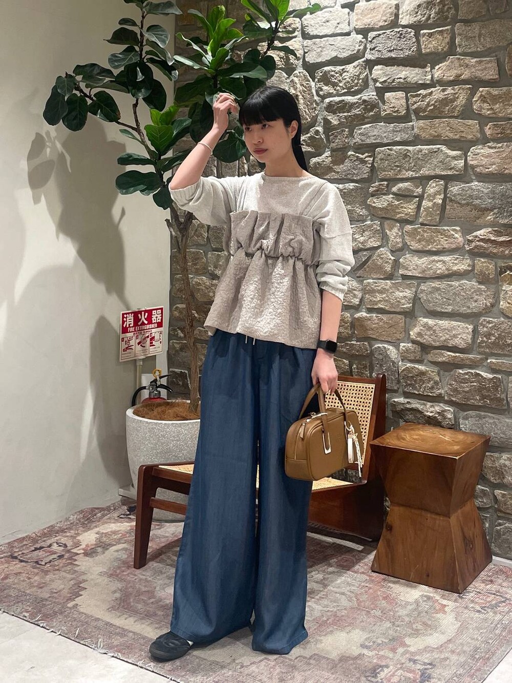 「BAYFLOW、きれいめ、カジュアル、デニムパンツ、ビスチェ」｜「BAYFLOWの[荷物の出し入れもしやすい]エンボスロゴミニボストンショルダーバッグ（ショルダーバッグ、イエロー系）」を使った、mimorin_bfさん（レディース・158cm）の春コーディネートの2枚目の写真