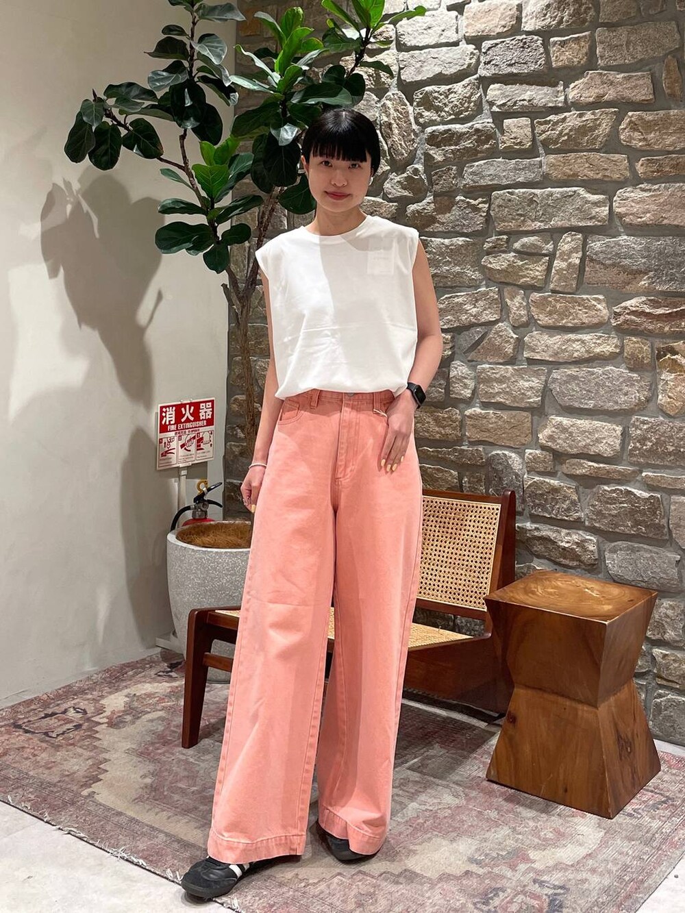 「BAYFLOW、春コーデ、夏コーデ、ノースリーブ、デニムパンツ、カラーパンツ」｜「BAYFLOWの[接触冷感/しなやかな肌触り]シルケットノースリーブT（Tシャツ/カットソー、ホワイト系）」を使った、mimorin_bfさん（レディース・158cm）の春コーディネートの2枚目の写真