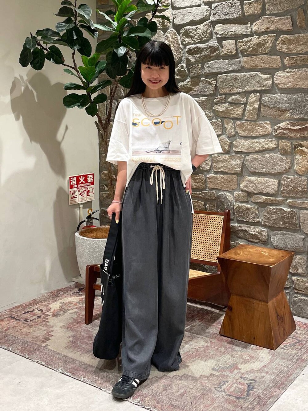 「BAYFLOW、カジュアル、夏コーデ」｜「BAYFLOWの[薄手＆しなやかな素材感]デニムワイドパンツ（その他パンツ、ブラック系）」を使った、mimorin_bfさん（レディース・158cm）の春コーディネートの2枚目の写真