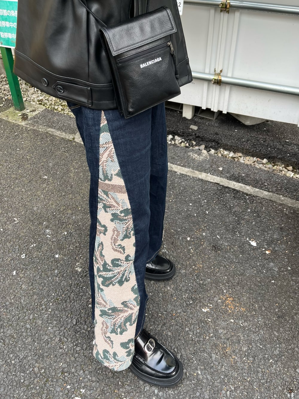 その他のデニムパンツ、ブラック系のショルダーバッグを着用したメンズの春コーディネートの2枚目の写真