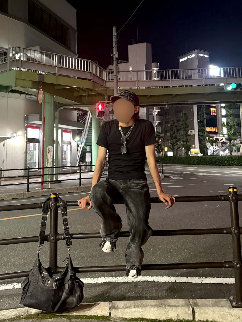 ブラック系のデニムパンツ、ブラック系のショルダーバッグ、ブラック系のTシャツ/カットソーを着用したメンズの夏コーディネートの2枚目の写真