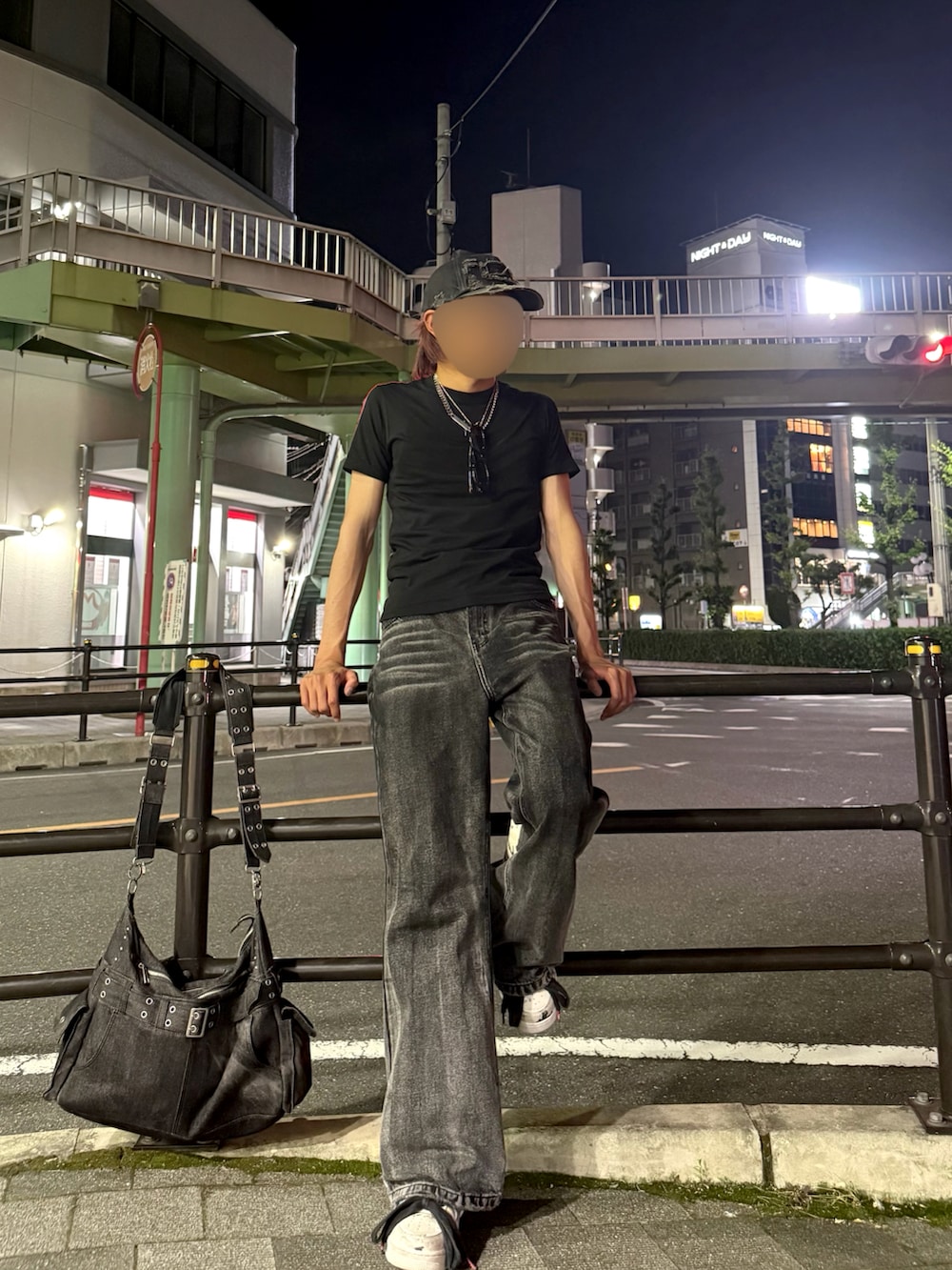 ブラック系のデニムパンツ、ブラック系のショルダーバッグ、ブラック系のTシャツ/カットソーを着用したメンズの夏コーディネートの4枚目の写真