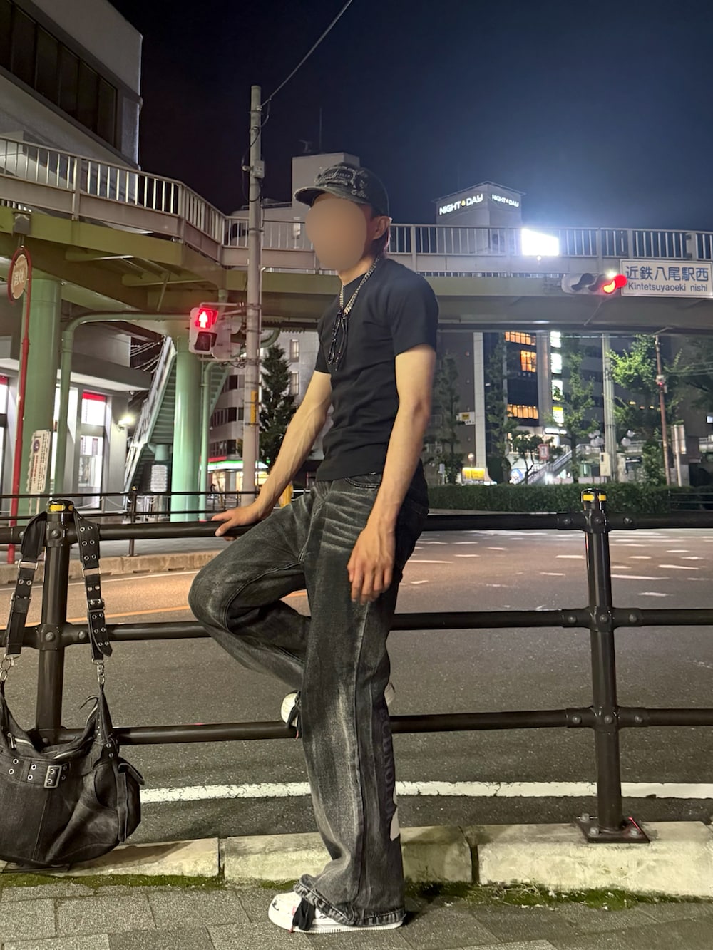 ブラック系のデニムパンツ、ブラック系のショルダーバッグ、ブラック系のTシャツ/カットソーを着用したメンズの夏コーディネートの3枚目の写真