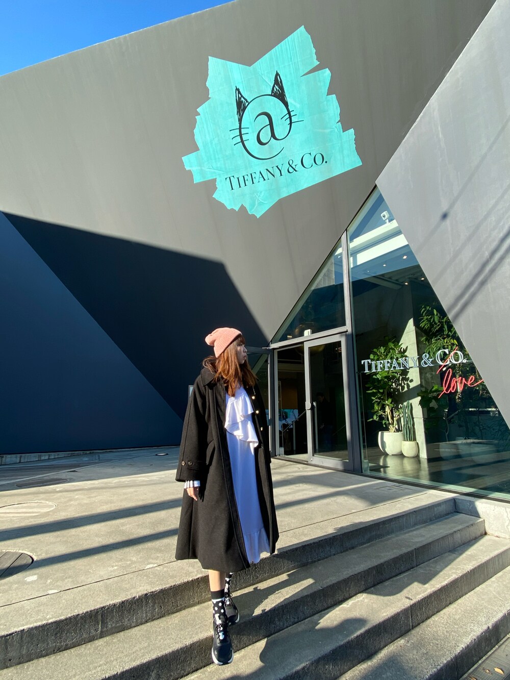 ホワイト系のワンピース/ドレス、ブラック系のスニーカーを着用したレディースの春コーディネートの2枚目の写真