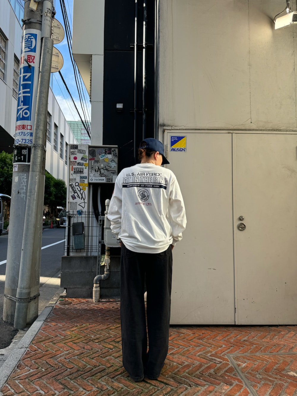 ホワイト系のTシャツ/カットソーを着用したレディースの秋コーディネートの2枚目の写真