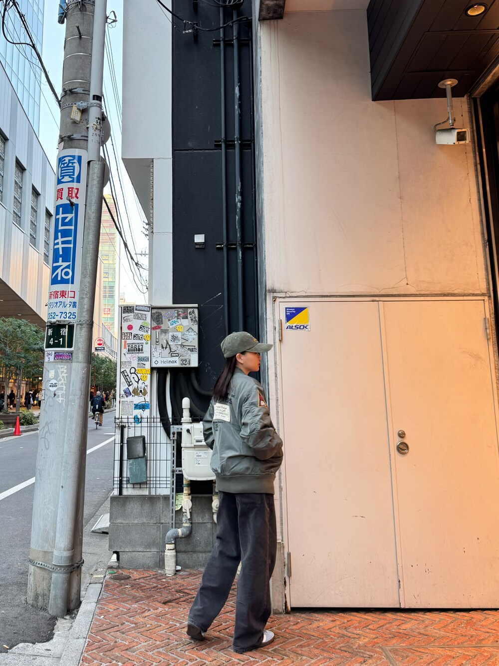 グリーン系のMA-1、グリーン系のキャップを着用したレディースの冬コーディネートの4枚目の写真