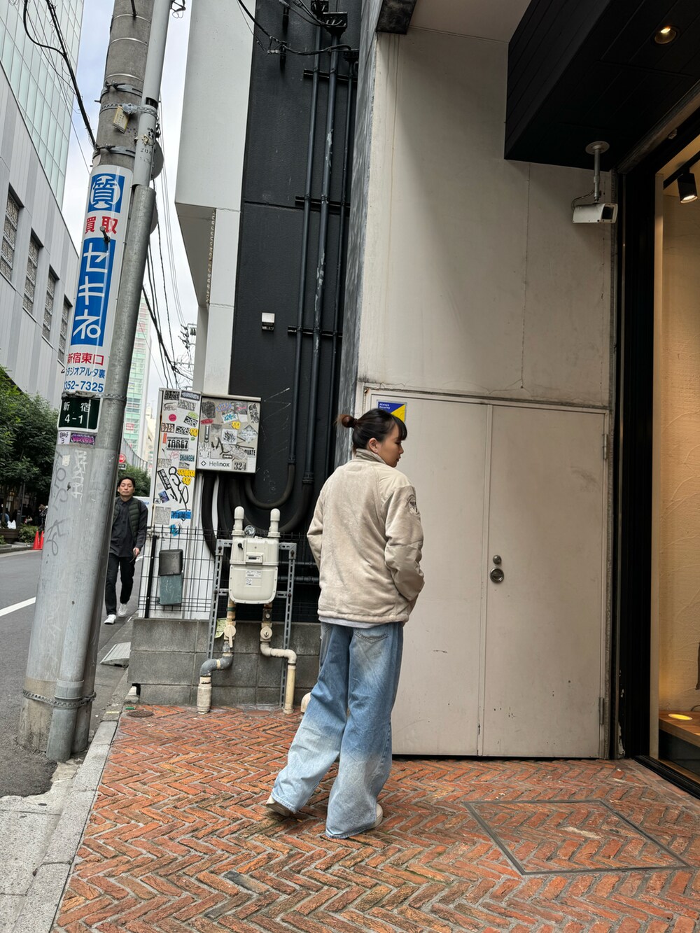 ベージュ系のジャケット/アウターを着用したレディースの秋コーディネートの3枚目の写真