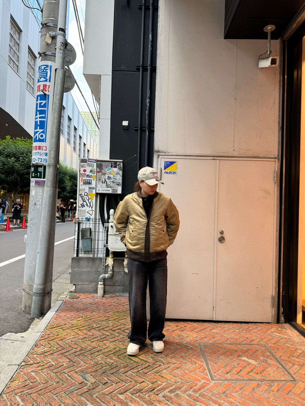 グレー系のMA-1、ベージュ系のキャップを着用したレディースの秋コーディネートの3枚目の写真