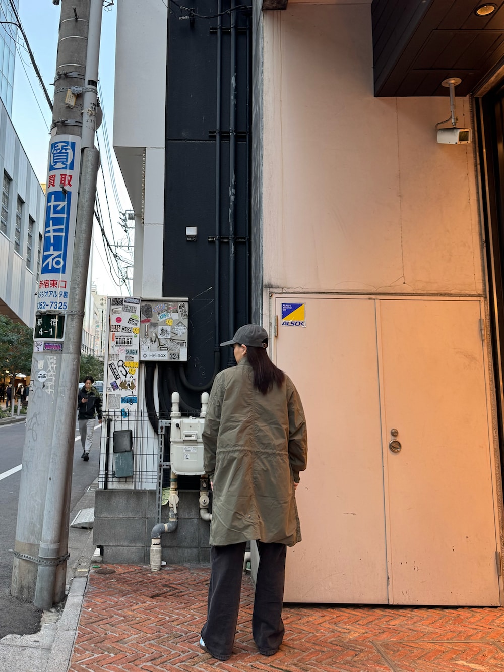 グリーン系のモッズコート、グレー系のキャップを着用したレディースの冬コーディネートの3枚目の写真