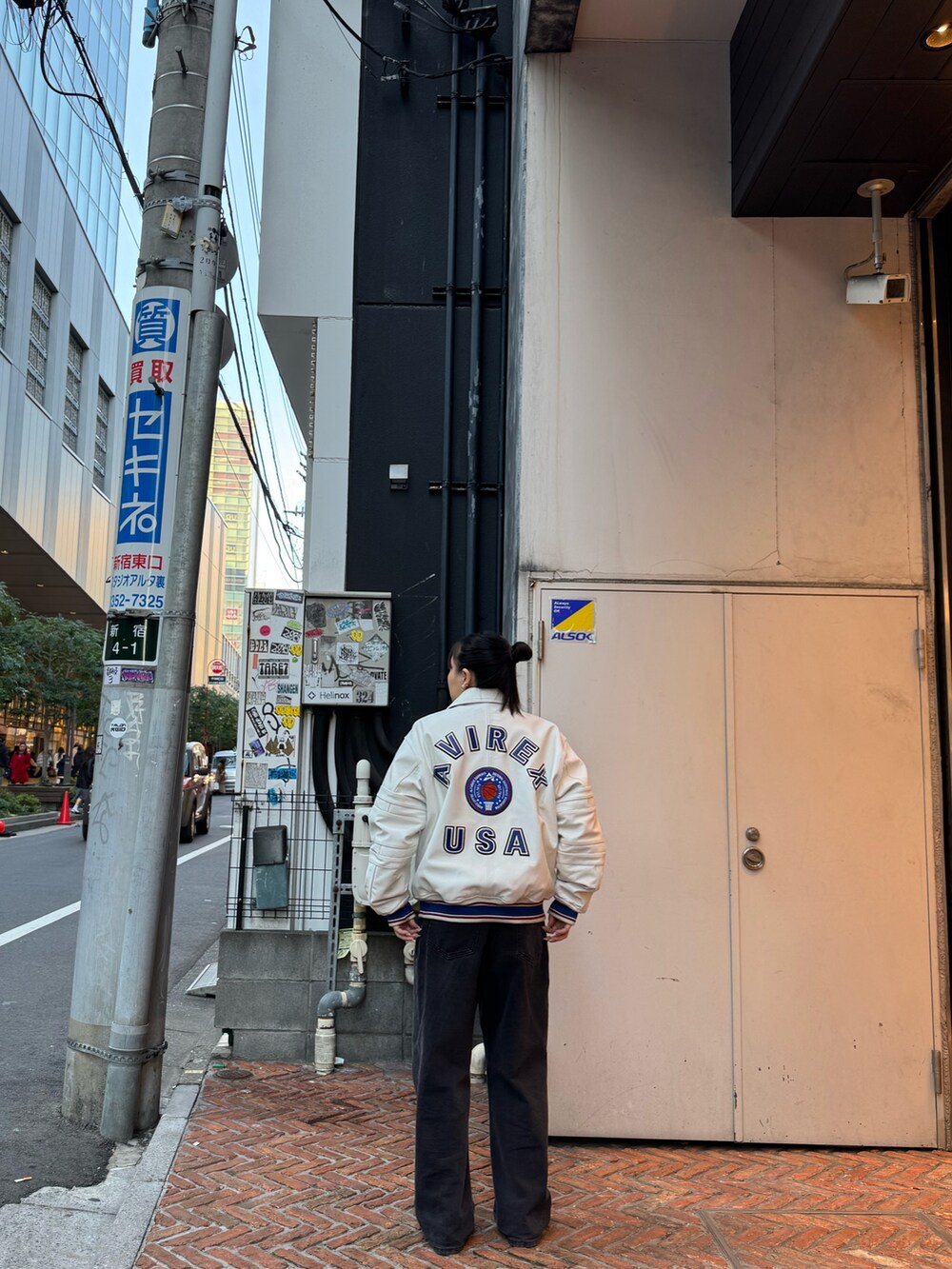 ホワイト系のジャケット/アウターを着用したレディースの冬コーディネートの3枚目の写真