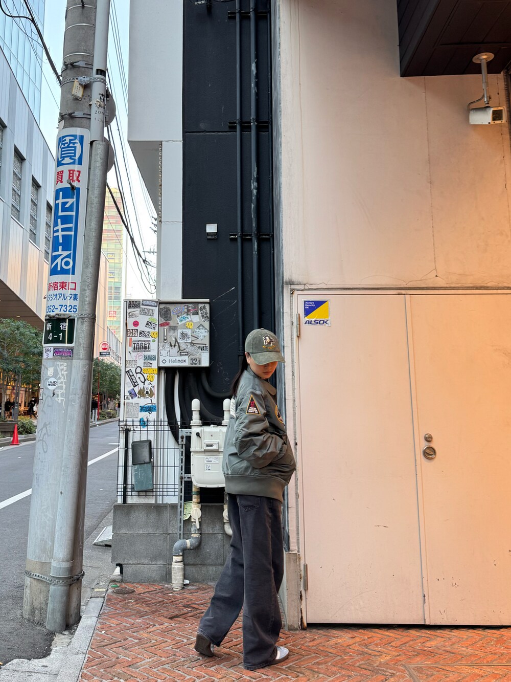 グリーン系のMA-1、グリーン系のキャップを着用したレディースの冬コーディネートの2枚目の写真