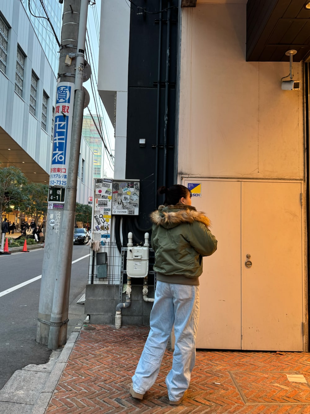 グリーン系のミリタリージャケットを着用したレディースの冬コーディネートの4枚目の写真