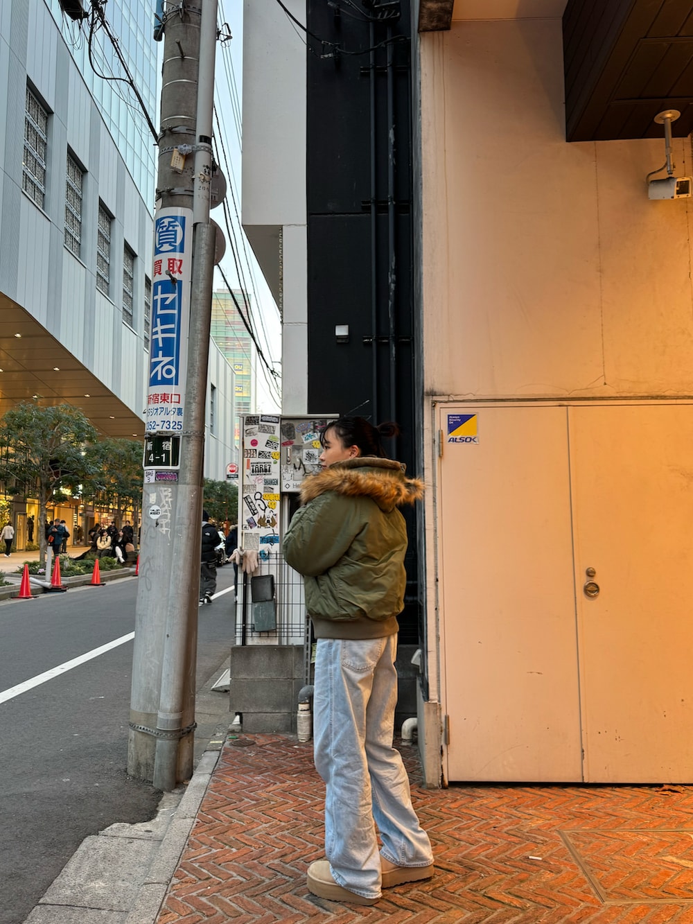 グリーン系のミリタリージャケットを着用したレディースの冬コーディネートの2枚目の写真