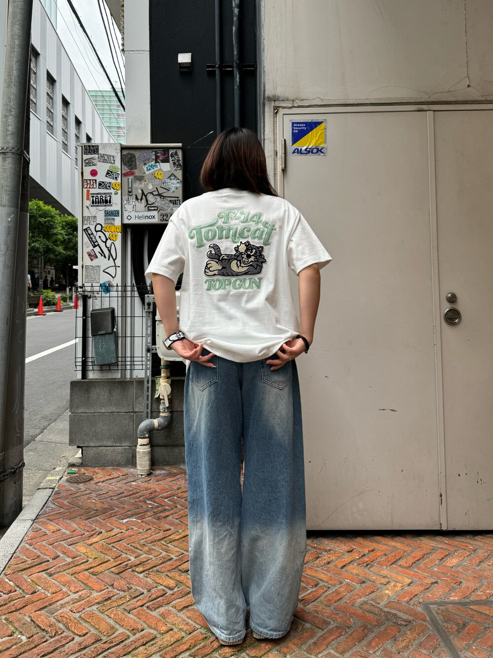 ホワイト系のTシャツ/カットソーを着用したレディースの夏コーディネートの2枚目の写真