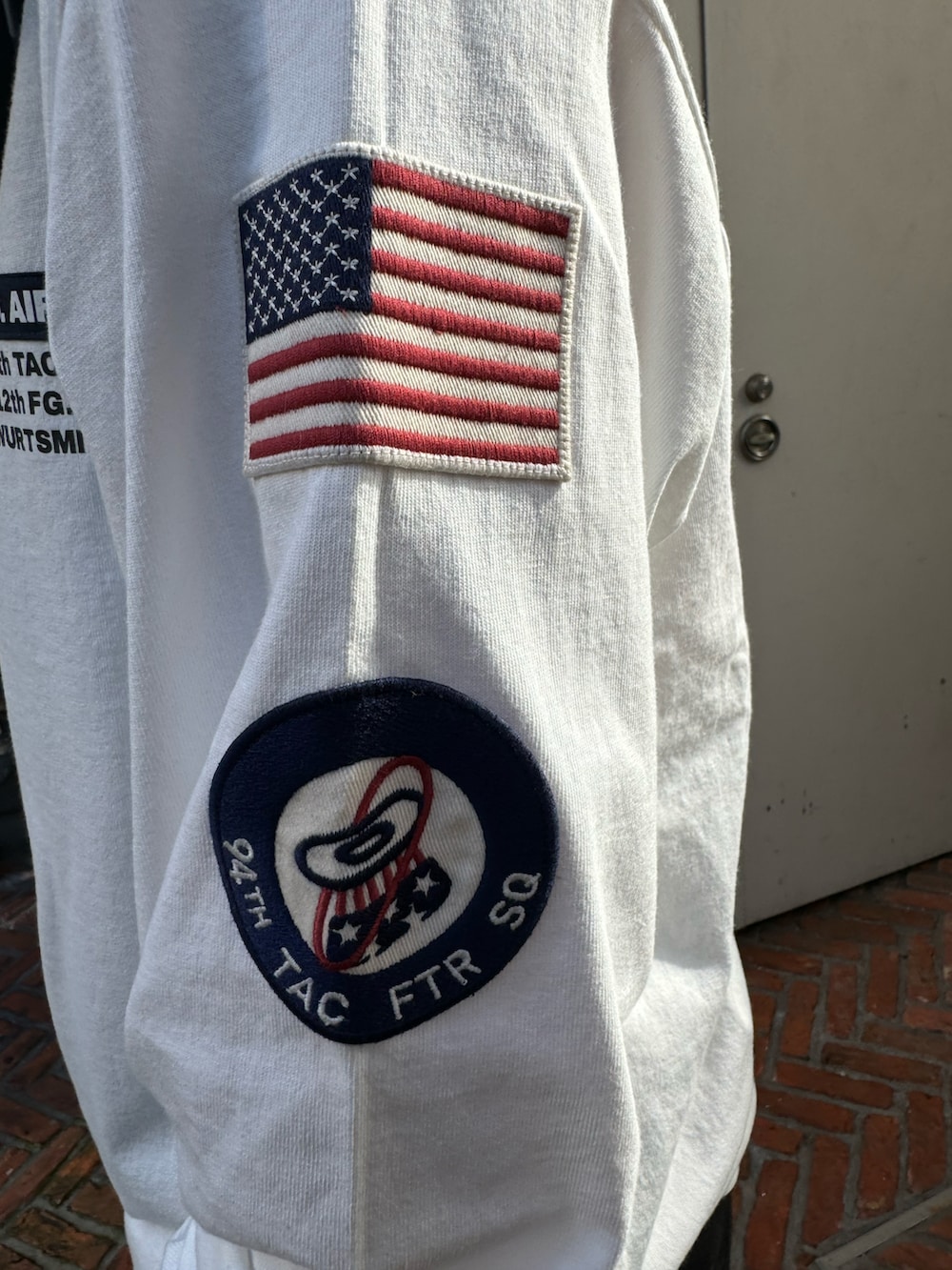ホワイト系のTシャツ/カットソーを着用したレディースの秋コーディネートの3枚目の写真