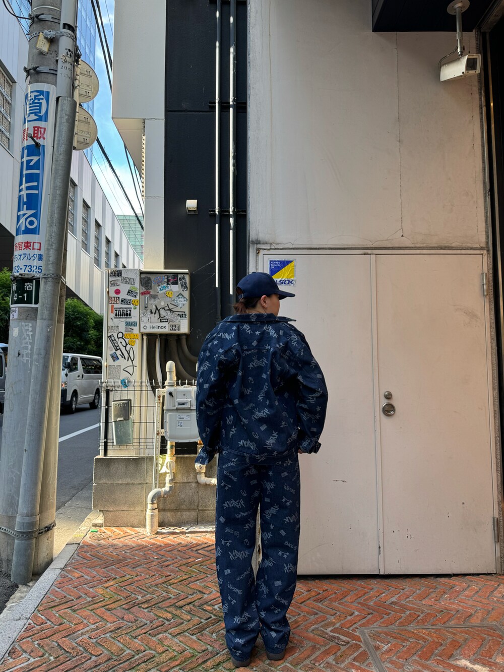 ホワイト系のTシャツ/カットソー、ブルー系のデニムパンツ、ブルー系のデニムジャケットを着用したレディースの秋コーディネートの2枚目の写真