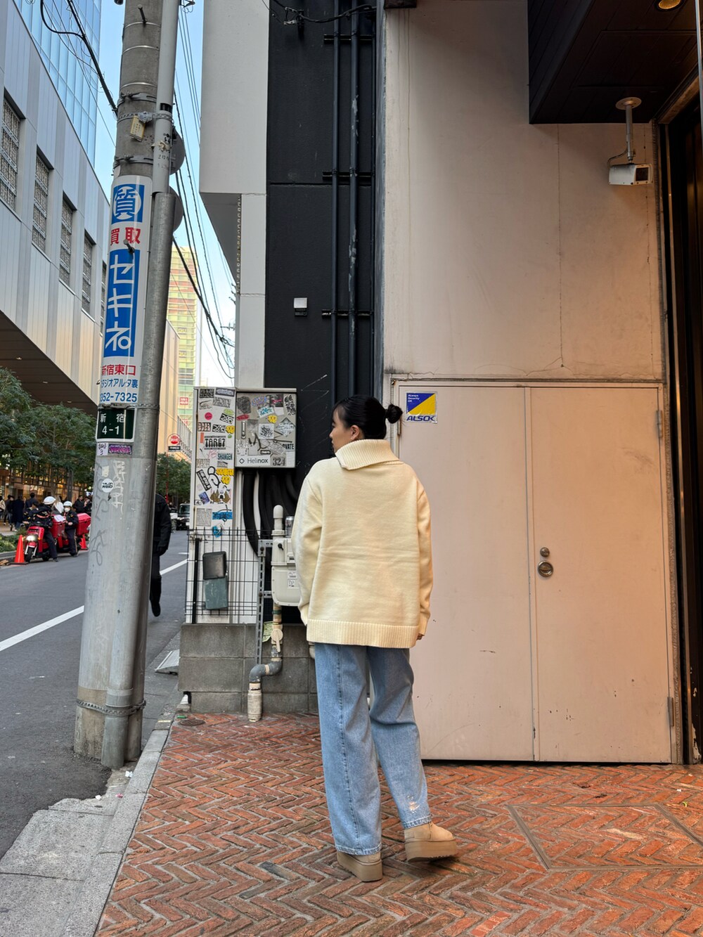 ホワイト系のニット/セーター、ブルー系のデニムパンツを着用したレディースの冬コーディネートの2枚目の写真