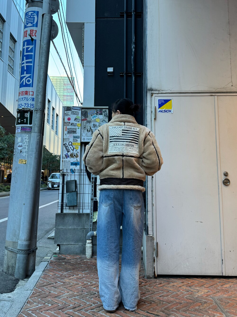 ベージュ系のミリタリージャケットを着用したレディースの冬コーディネートの3枚目の写真