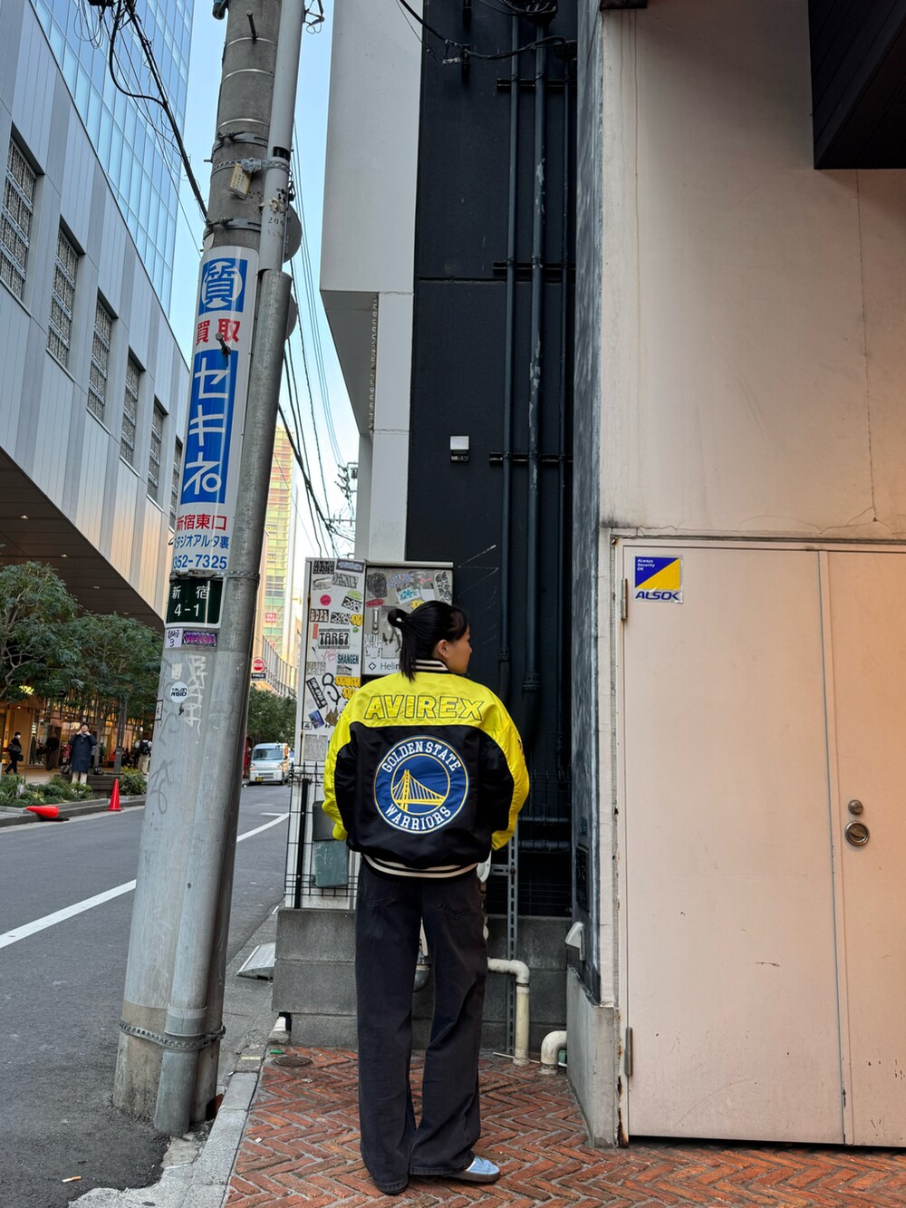 イエロー系のジャケット/アウターを着用したレディースの冬コーディネートの2枚目の写真