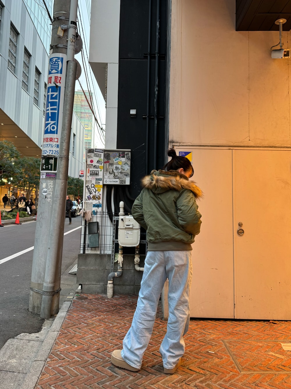 グリーン系のミリタリージャケットを着用したレディースの冬コーディネートの3枚目の写真