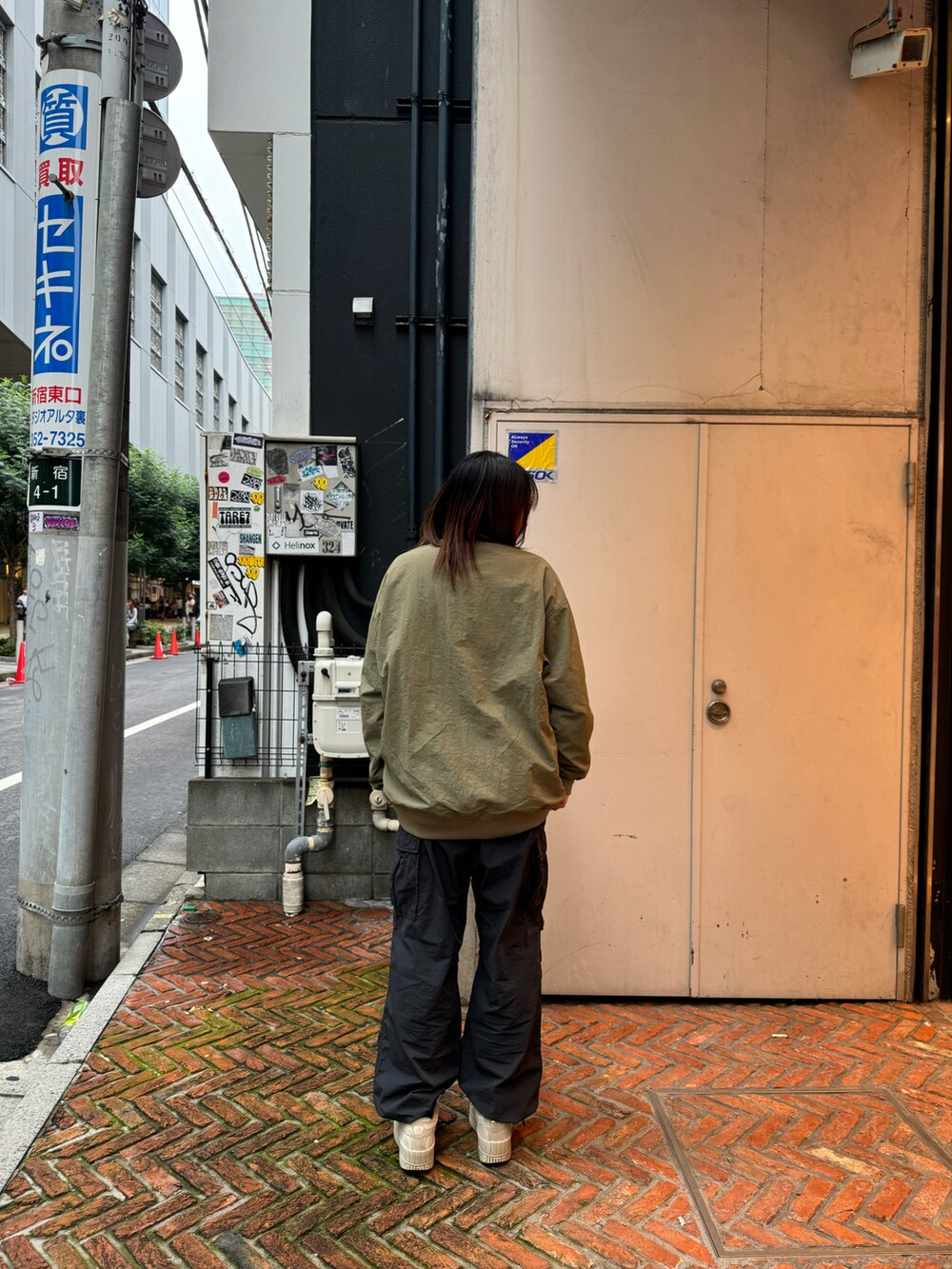ブラック系のカーゴパンツ、ブラック系のTシャツ/カットソーを着用したレディースの秋コーディネートの2枚目の写真