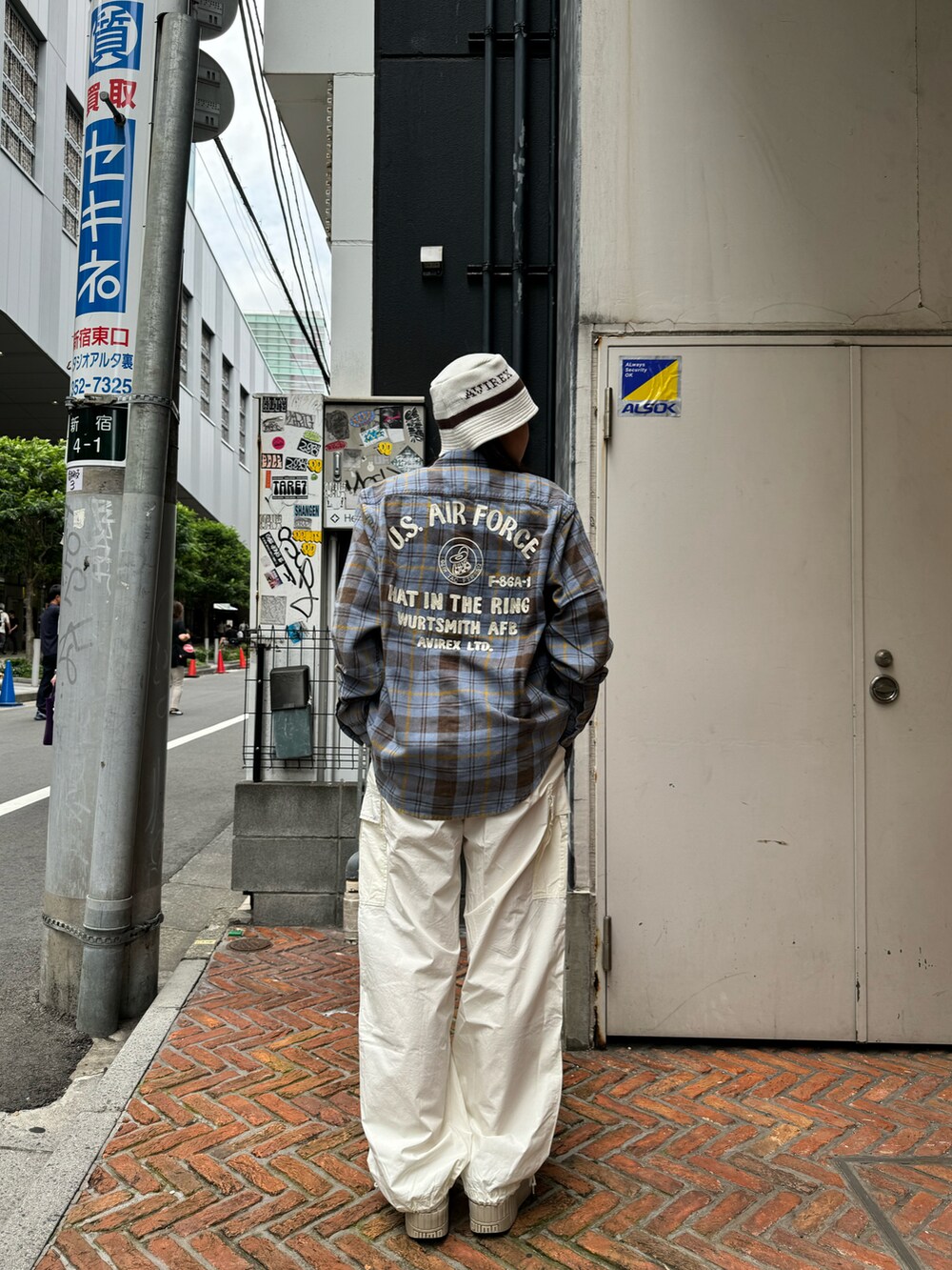 ブラック系のタンクトップ、その他のシャツ/ブラウス、ホワイト系のカーゴパンツを着用したレディースの夏コーディネートの2枚目の写真