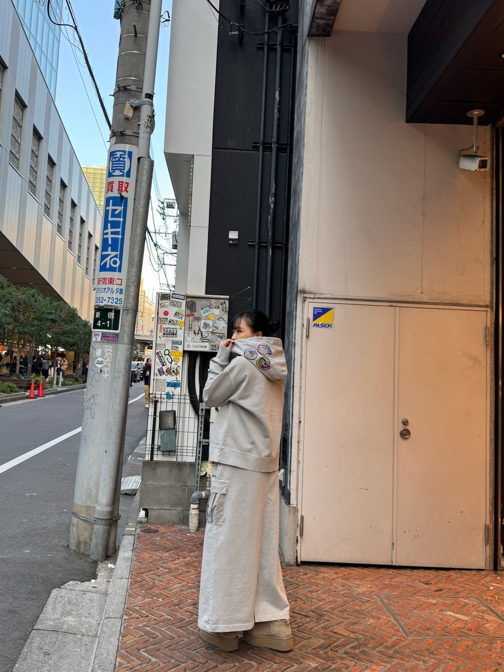 グレー系のパーカー、グレー系のスカートを着用したレディースの冬コーディネートの2枚目の写真