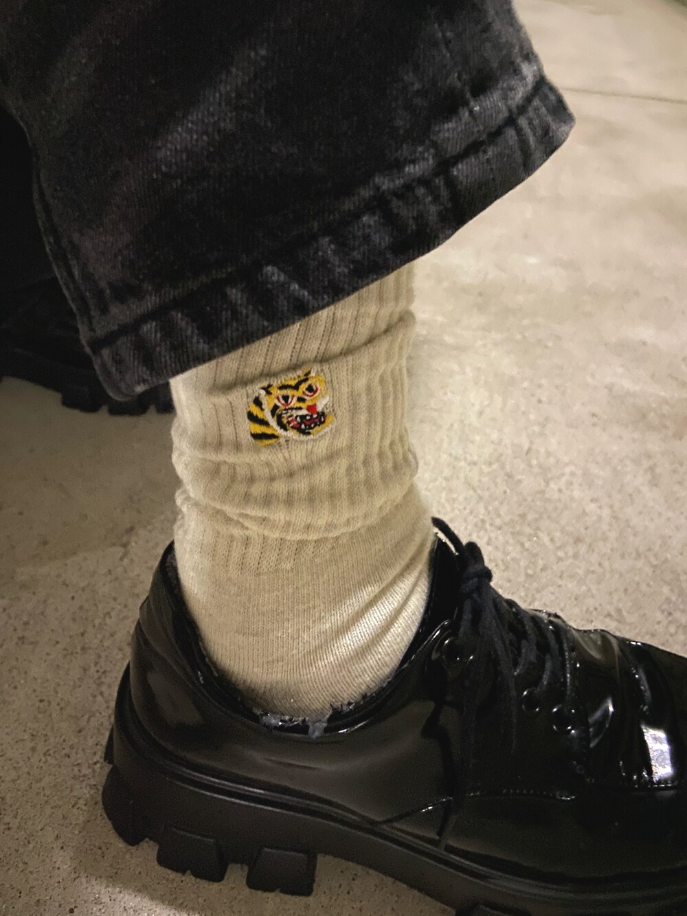 グリーン系のベスト、ホワイト系のTシャツ/カットソー、ブラック系のベストを着用したレディースの秋コーディネートの4枚目の写真