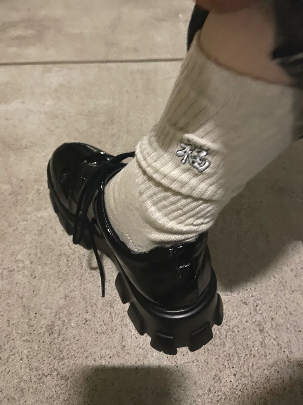 グリーン系のベスト、ホワイト系のTシャツ/カットソー、ブラック系のベストを着用したレディースの秋コーディネートの5枚目の写真