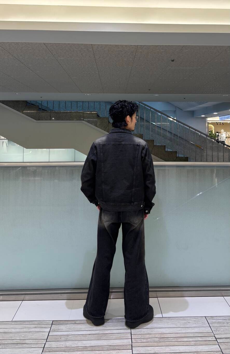 ブラック系のデニムジャケット、ブラック系のデニムパンツを着用したメンズの冬コーディネートの2枚目の写真